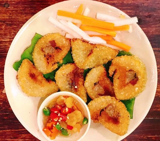 Bánh tét chiên vàng ruộm, giòn tan