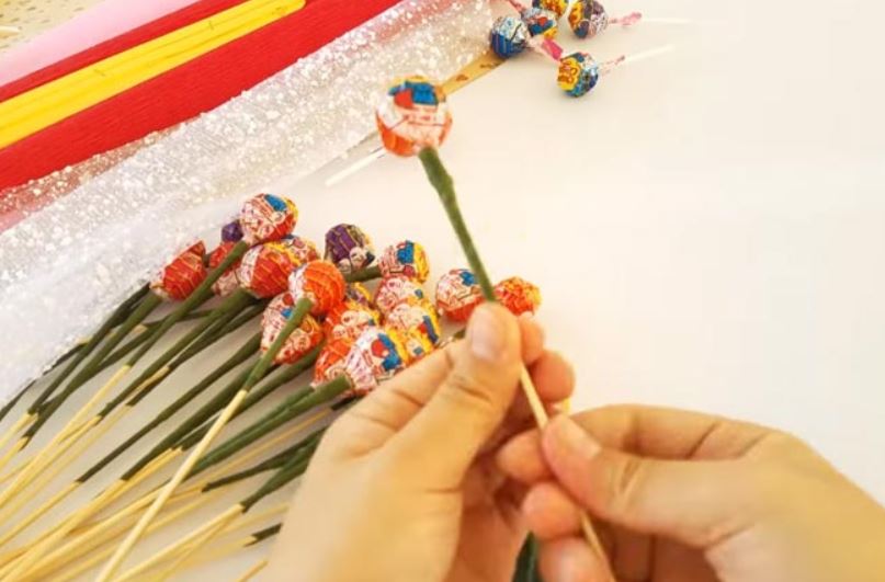 Cách làm bó hoa bằng kẹo mút đơn giản mà đẹp