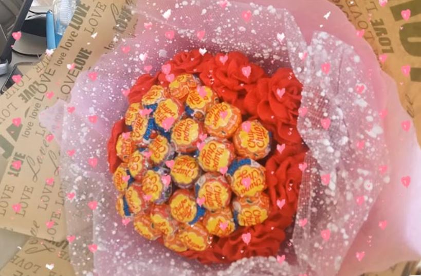 Cách làm bó hoa bằng kẹo mút đơn giản mà đẹp