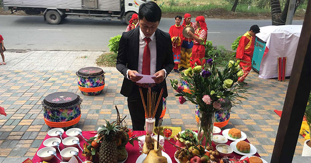 Cúng khai trương gà trống hay gà mái