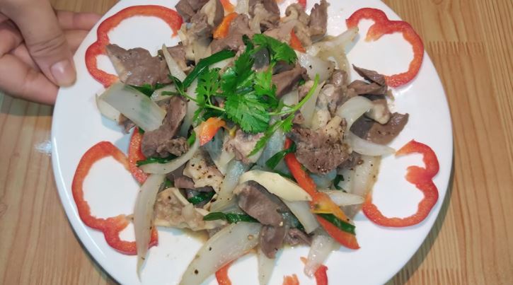 Cách làm tim lợn xào hành tây