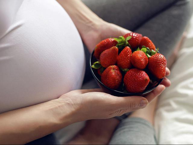 Tìm hiểu bà bầu ăn dâu tây có tốt không