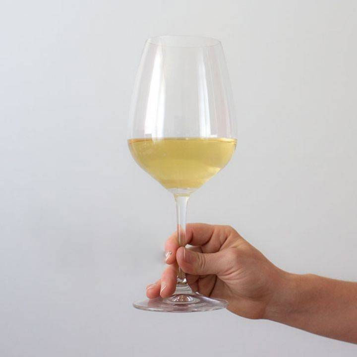 Cách cầm ly rượu vang