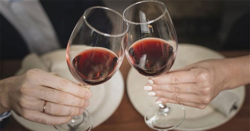 3 Cách cầm ly rượu vang đúng cách chuẩn quý tộc