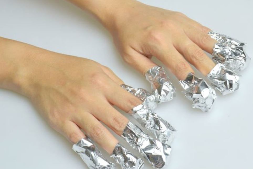 Cách gỡ móng giả úp bột