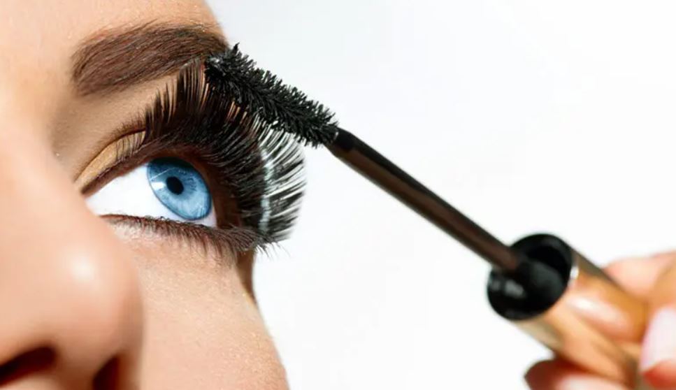 Cách chuốt mascara không bị vón cục, không lem