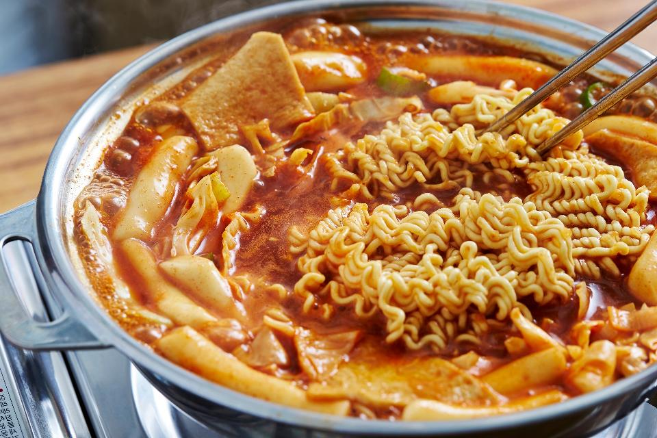 Cách làm lẩu tokbokki phô mai Cách làm lẩu tokbokki phô mai