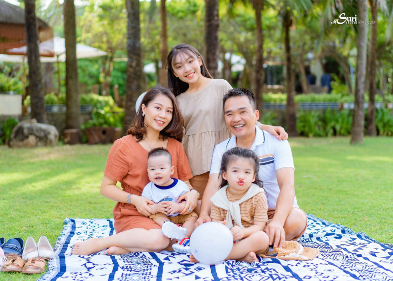 Hình ảnh gia đình hạnh phúc 5 người