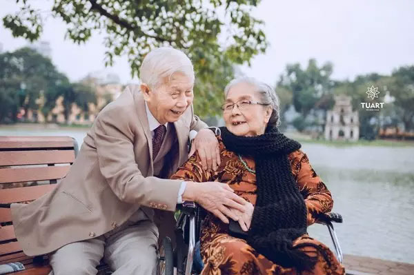 Hình ảnh 2 ông bà già hạnh phúc