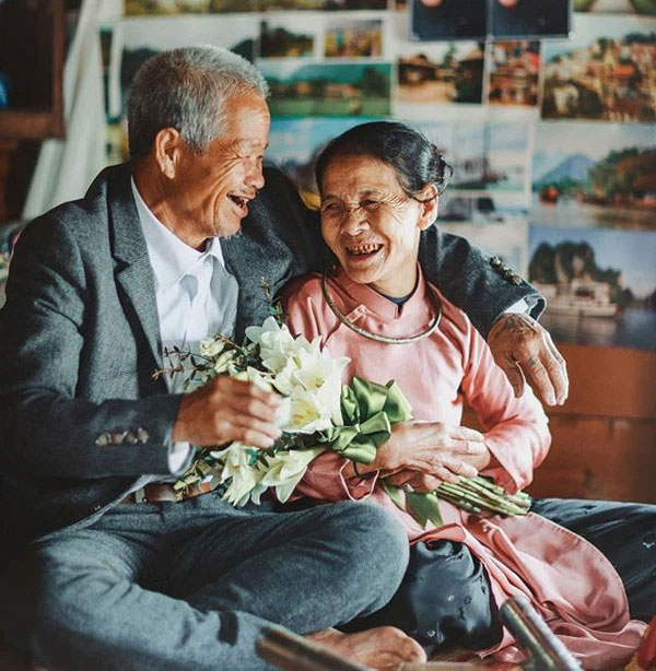 Hình ảnh 2 ông bà già hạnh phúc
