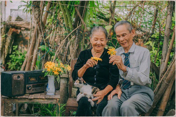 Hình ảnh 2 ông bà già hạnh phúc
