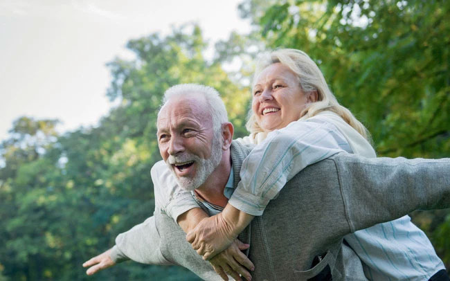 Hình ảnh 2 ông bà già hạnh phúc