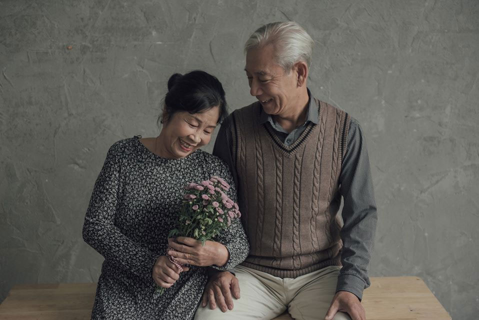 Hình ảnh 2 ông bà già hạnh phúc