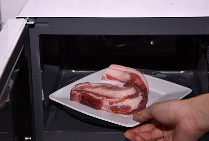 Rã đông thịt bằng lò nướng Rã đông thịt bằng lò nướng