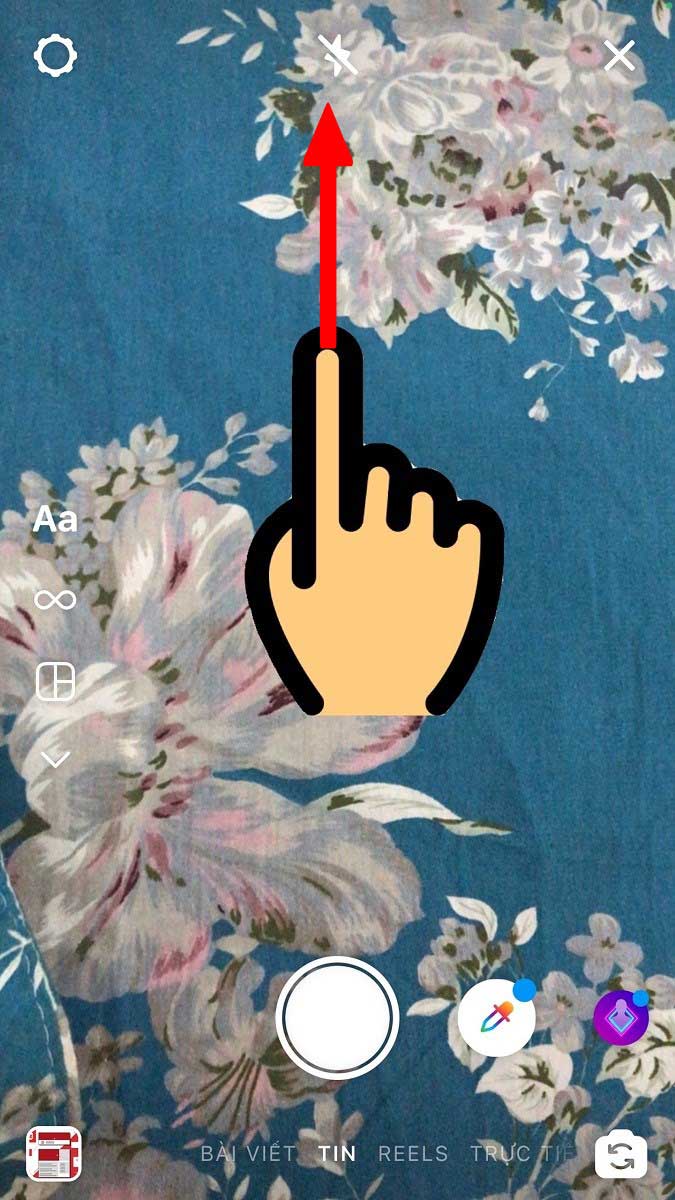 Tại giao diện Story Instagram, bạn dùng ngón tay vuốt lên trên để mở Thư viện ảnh/video Tại giao diện Story Instagram, bạn dùng ngón tay vuốt lên trên để mở Thư viện ảnh/video