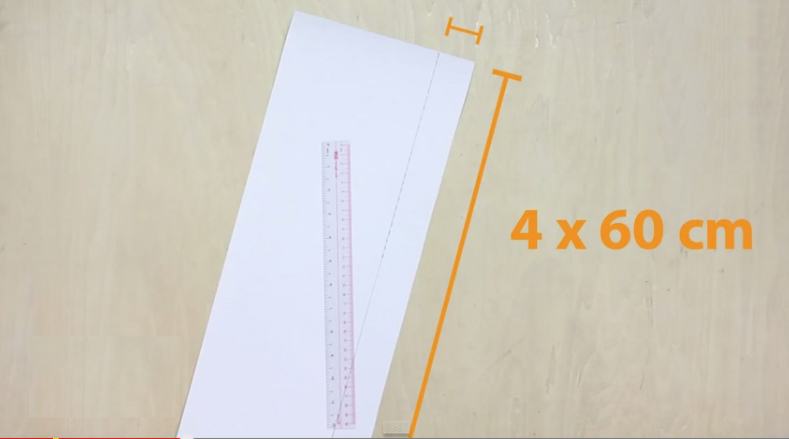 Cắt những rải dây bằng giấy có kích thước 4cm x 60cm và 1 vài dải giấy có kích thước 3cm x 25cm