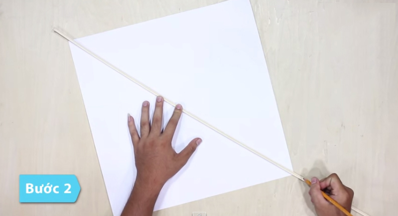 Đo và cắt một thanh tre (thanh này dài hơn đường chéo hình vuông khi nãy đã cắt là 5cm)