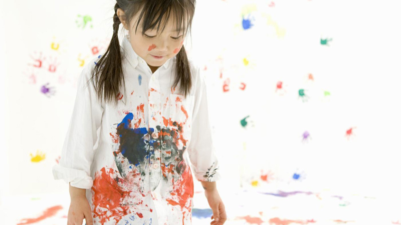 Cách tẩy sạch vết sơn trên quần áo