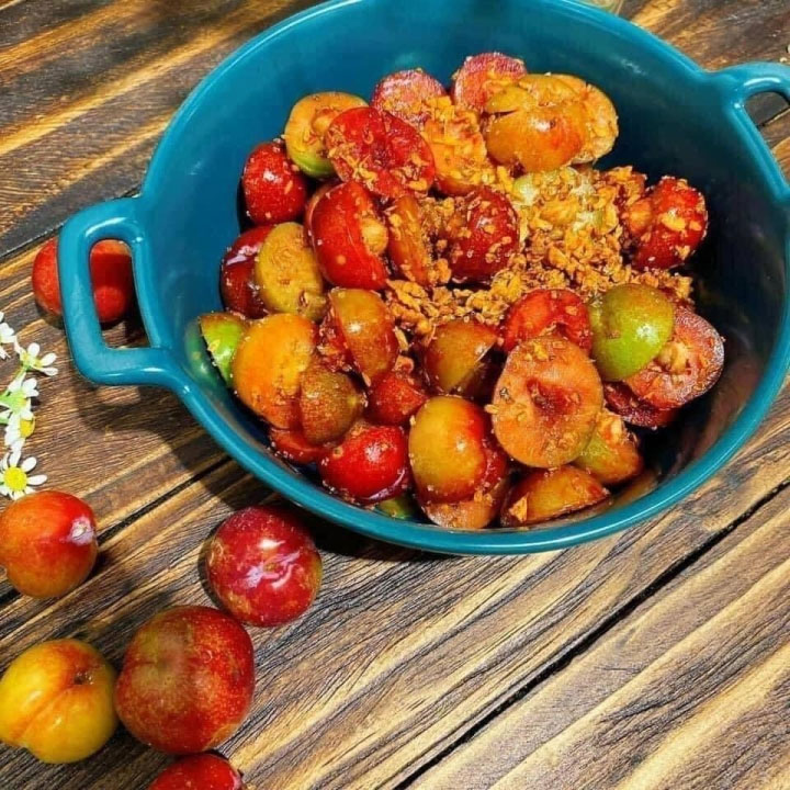 Cách làm mận lắc muối tôm