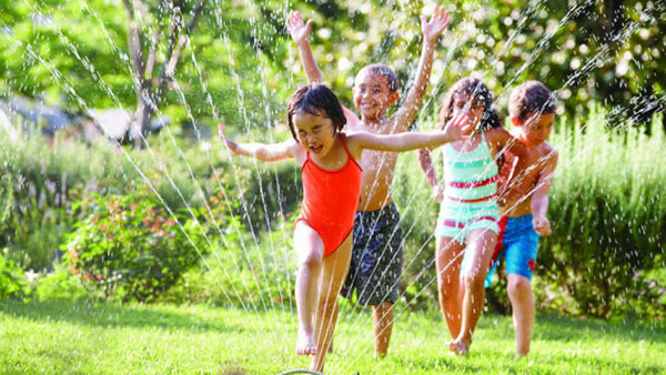 Hình ảnh mùa hè của bé