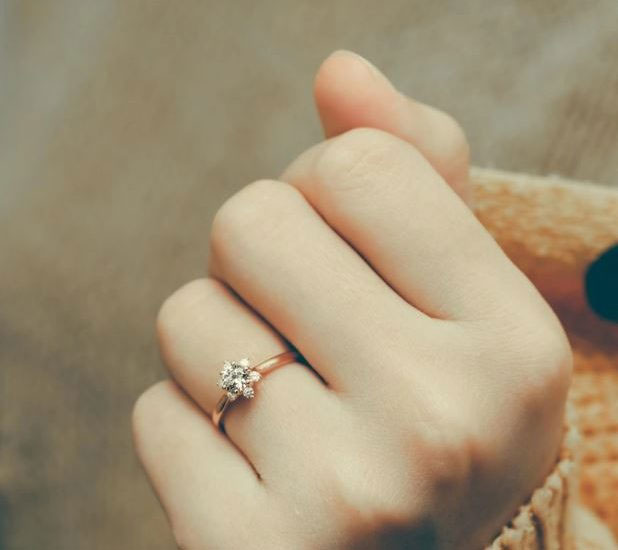 Các mẫu hột xoàn đẹp cho nam, nữ