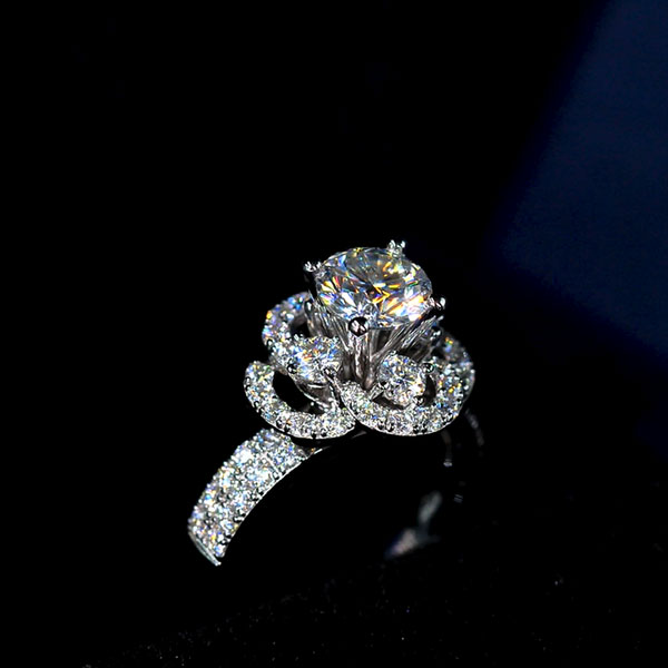 Các mẫu hột xoàn đẹp cho nam, nữ