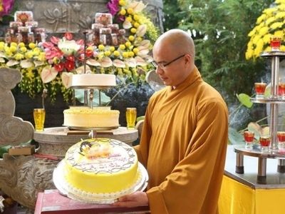 Bánh kem mừng lễ Phật Đản