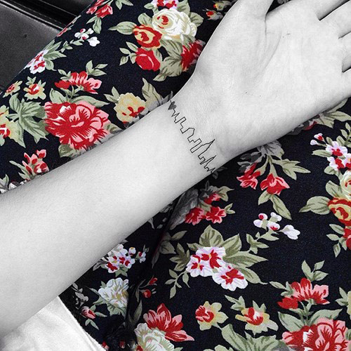 Hình xăm vòng tay nhịp đập trái tim Hình xăm vòng tay nhịp đập trái tim