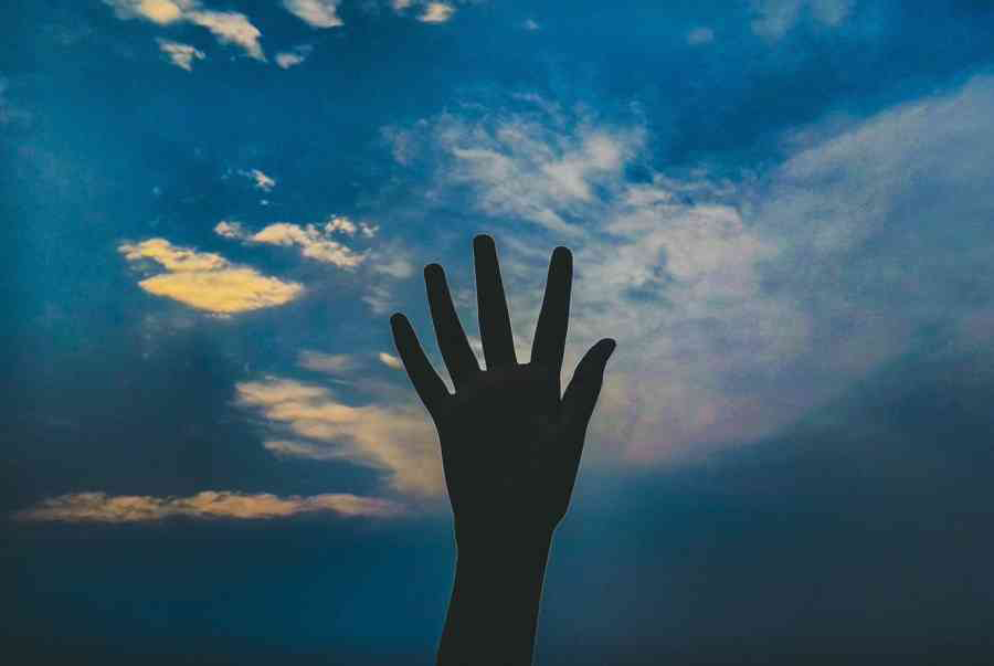 Hình ảnh bầu trời có tay đẹp 1