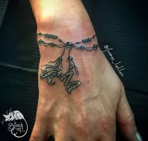 Hình xăm vòng tay chuỗi hạt