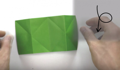 Lật mặt sau lại, tiến hành gấp 2 mép giấy trùng vào nếp chính giữa, dùng tay miết chặt, dở giấy ra rồi lật ngược lại Lật mặt sau lại, tiến hành gấp 2 mép giấy trùng vào nếp chính giữa, dùng tay miết chặt, dở giấy ra rồi lật ngược lại