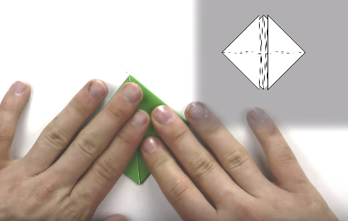 Theo nếp gập tự nhiên, bạn bẻ cụp từng nửa giấy lại thành 2 hình tam giác chồng lên nhau Theo nếp gập tự nhiên, bạn bẻ cụp từng nửa giấy lại thành 2 hình tam giác chồng lên nhau