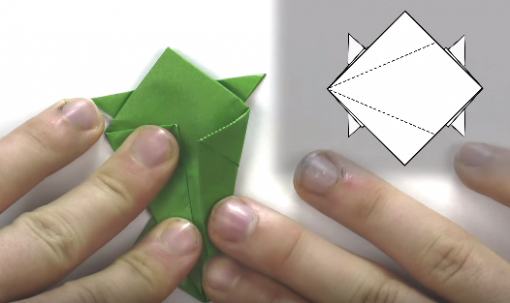 Bạn lật mặt sau của giấy lại, gấp 2 mép giấy đỉnh phía dưới trùng với đường chính giữa Bạn lật mặt sau của giấy lại, gấp 2 mép giấy đỉnh phía dưới trùng với đường chính giữa