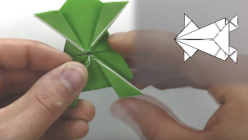 Bạn bẻ gập phần đỉnh đầu xuống đưa 2 đầu thân sát ngay dưới vào bên trong Bạn bẻ gập phần đỉnh đầu xuống đưa 2 đầu thân sát ngay dưới vào bên trong