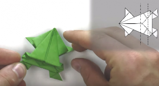 Lật mặt sau rồi bẻ gập hai phần lại với nhau rồi gấp ngược phần đuôi lên lớp nữa là xong Lật mặt sau rồi bẻ gập hai phần lại với nhau rồi gấp ngược phần đuôi lên lớp nữa là xong