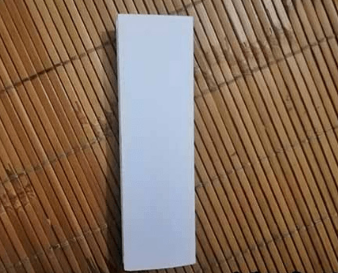 Mở tờ giấy ra, gấp thành 2 hình tam giác vào vị trí chính giữa theo đường kẻ sẵn Mở tờ giấy ra, gấp thành 2 hình tam giác vào vị trí chính giữa theo đường kẻ sẵn