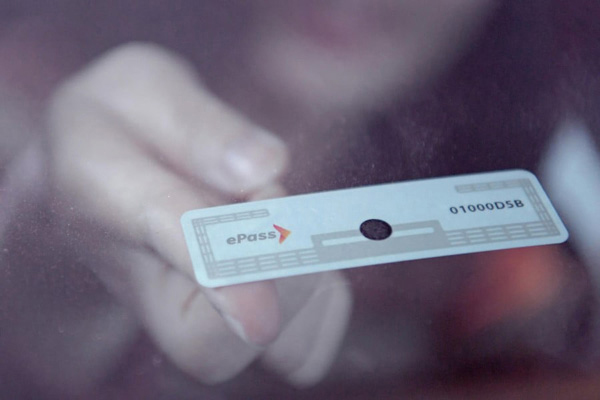 Dán thẻ ePass trên kính xe ô tô