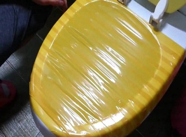Cách dán băng dính để thông tắc bồn cầu