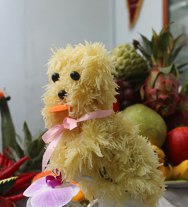 Chú chó bưởi sẽ tô điểm thêm cho mâm ngũ quả nhà bạn Cách bày mâm cỗ trung thu đẹp mắt