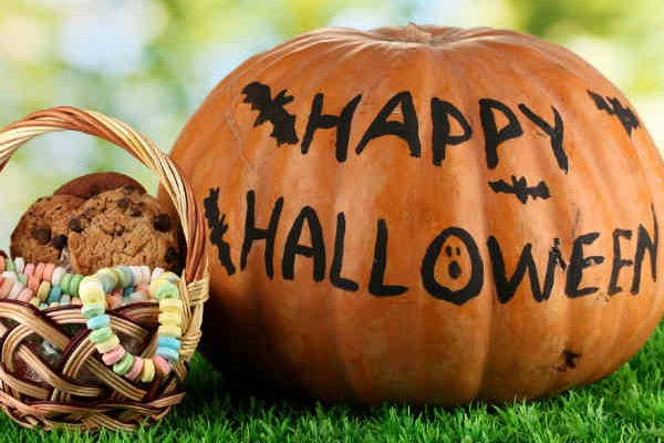 Một cách trang trí lồng đèn bí ngô đơn giản nhưng cũng rất bắt mắt Cách trang trí cho đêm Halloween ấn tượng