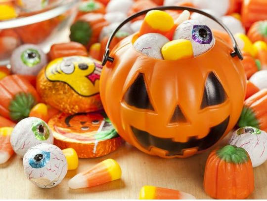 Những quả bí ngô được trang trí bằng những hình vẽ vui nhộn Cách trang trí cho đêm Halloween ấn tượng