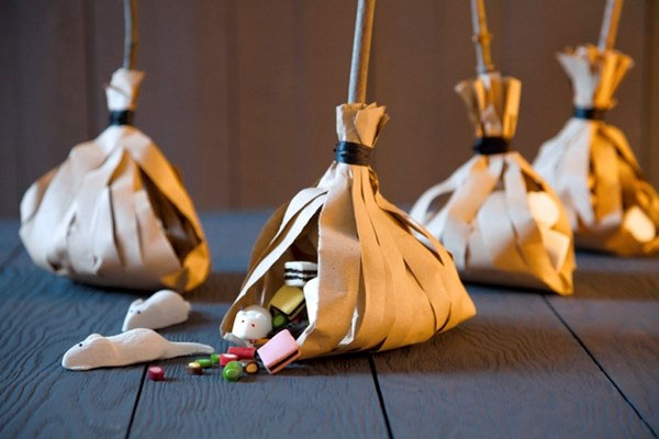 Chiếc chổi kẹo dễ thương Cách trang trí cho đêm Halloween ấn tượng