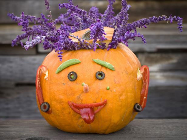 Trang trí khuôn mặt bí ngô ngộ nghĩnh Cách trang trí cho đêm Halloween ấn tượng