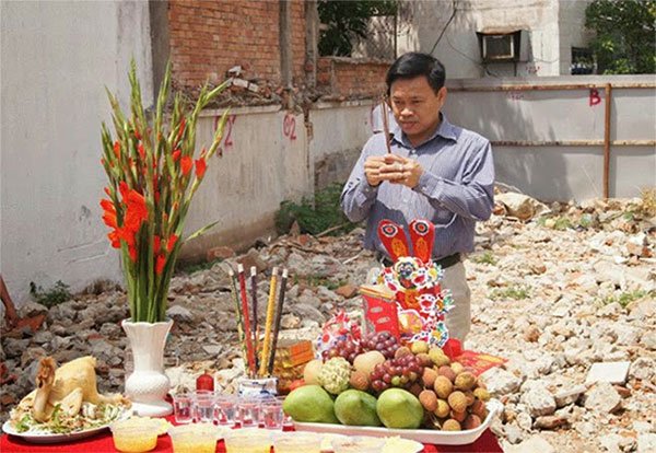Bàn cúng lễ động thổ phải được bày ở giữa công trình thi công Các bước tiến hành lẽ động thổ
