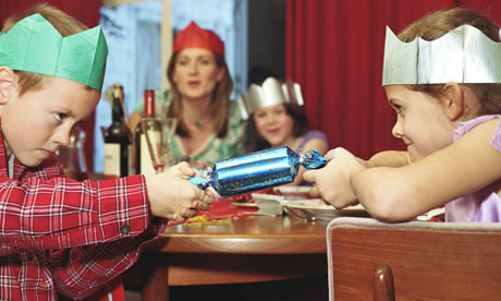 Món Crackers nổi tiếng được rất nhiểu trẻ em Anh quốc yêu thích Món ăn Noel truyền thống của các quốc gia trên thế giới