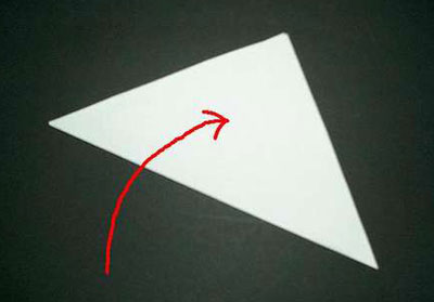 Bạn cần chuẩn bị một tờ giấy vuông Cách cắt hình bông tuyết cực dễ trang trí Giáng sinh