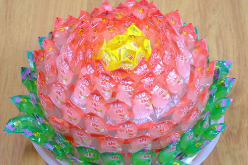 Cách làm hoa sen bằng kẹo trang trí Tết