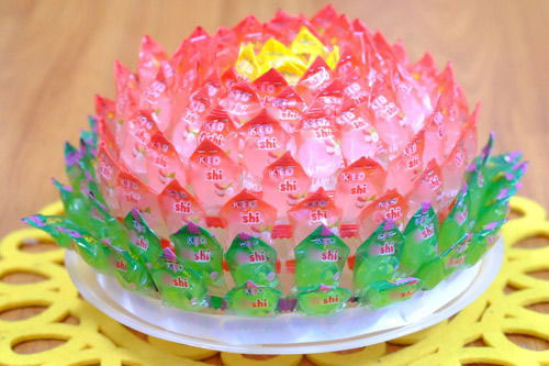 Cách làm hoa sen bằng kẹo trang trí Tết