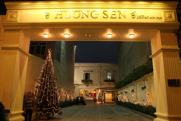 Nhà hàng Hương Sen Địa chỉ tổ chức tất niên lý tưởng ở Hà Nội