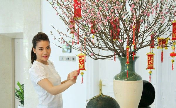 Chọn màu sắc bình cắm đào Cách chọn hướng đặt bình đào ngày Tết